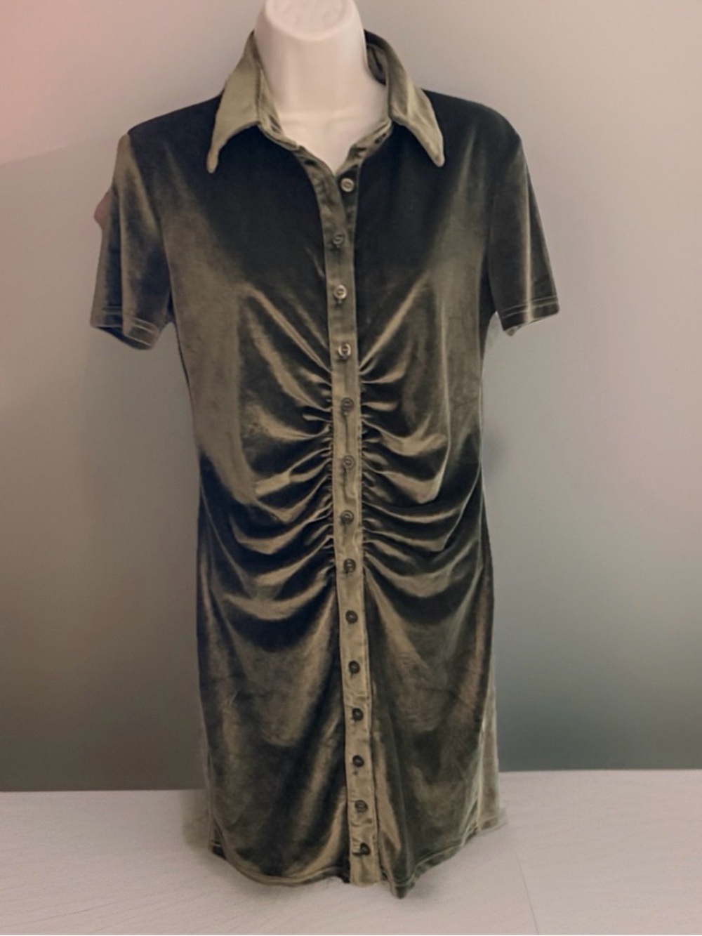 Nihsatin Women's Green Velvet Button-Up Mini Dress Size Medium NWOT Short Sleeve
